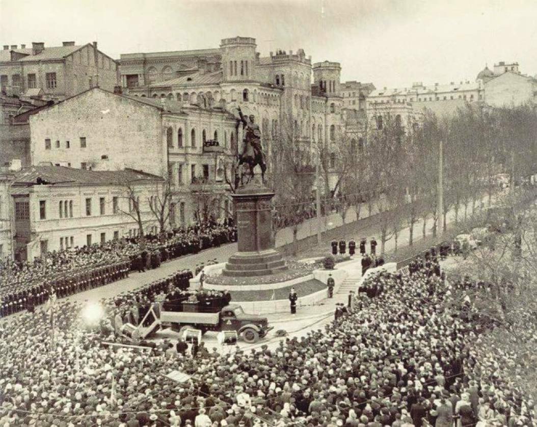 Встановлення пам’ятника Щорсу у 1954 році. Фото з відкритого доступу
