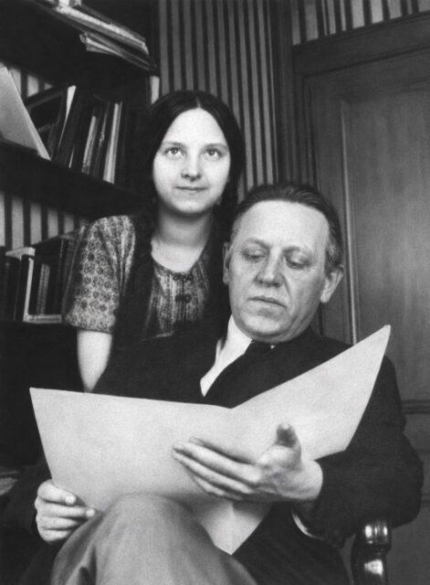 Симон Петлюра з донькою Лесею (Ларисою) у паризькому помешканні, 1925 рік, фото Миколи Ковальського