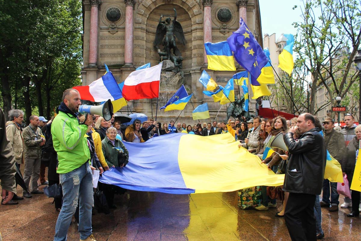 Публічні заходи на підтримку України у Парижі, Василь Сліпак ліворуч у зеленій куртці, 2014 рік