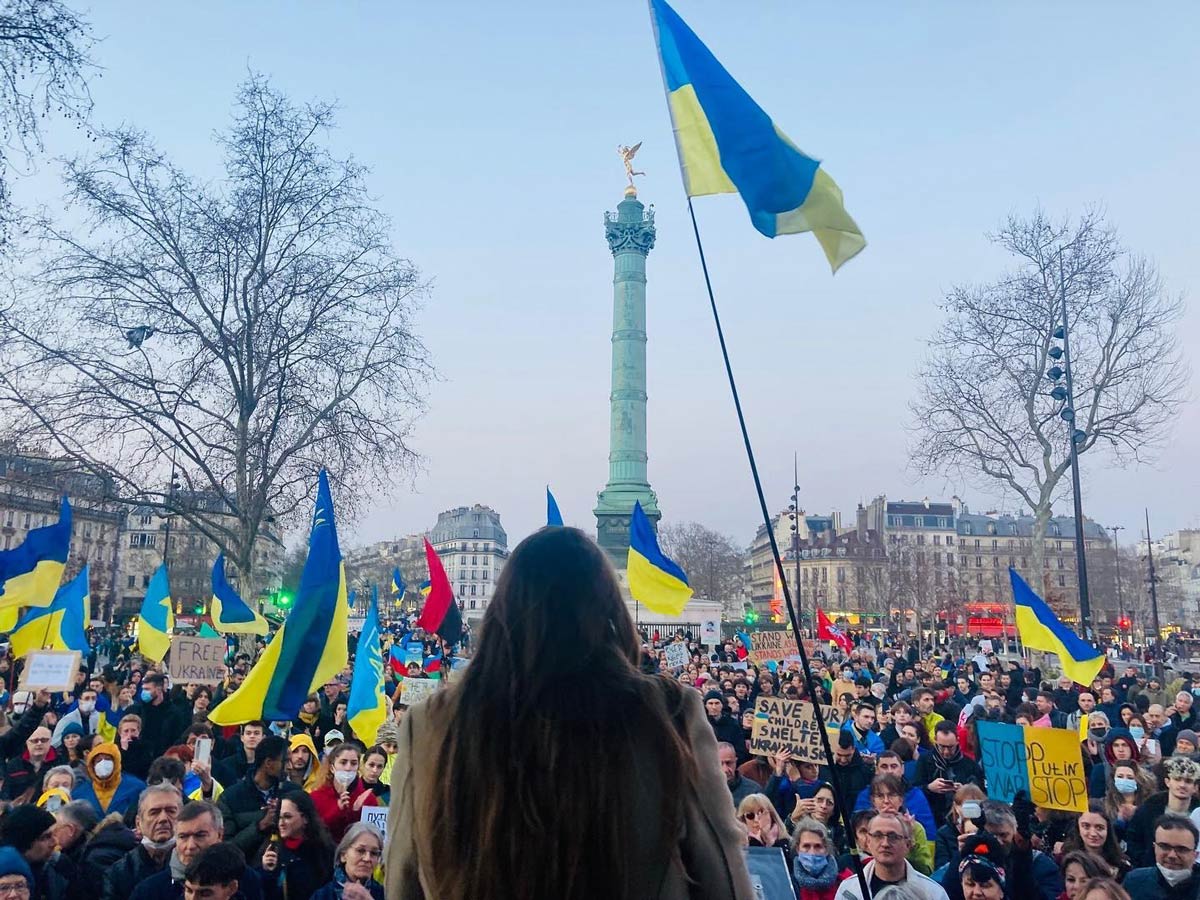 Хода і мітинг на підтримку України, в якому взяли участь українці, французи, грузини, та представники інших національностей, площа Бастилії, 6 березня 2022 року